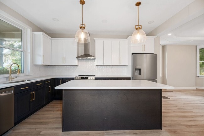 Building Photo - NORTHSIDE RARE GEM - FULLY RENOVATED 5+ BE...
