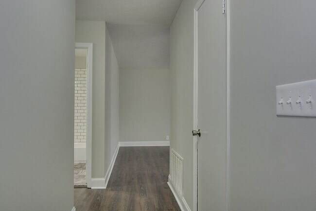 Building Photo - Updated 3 Bedroom 2 Bath off Furies Ferry!