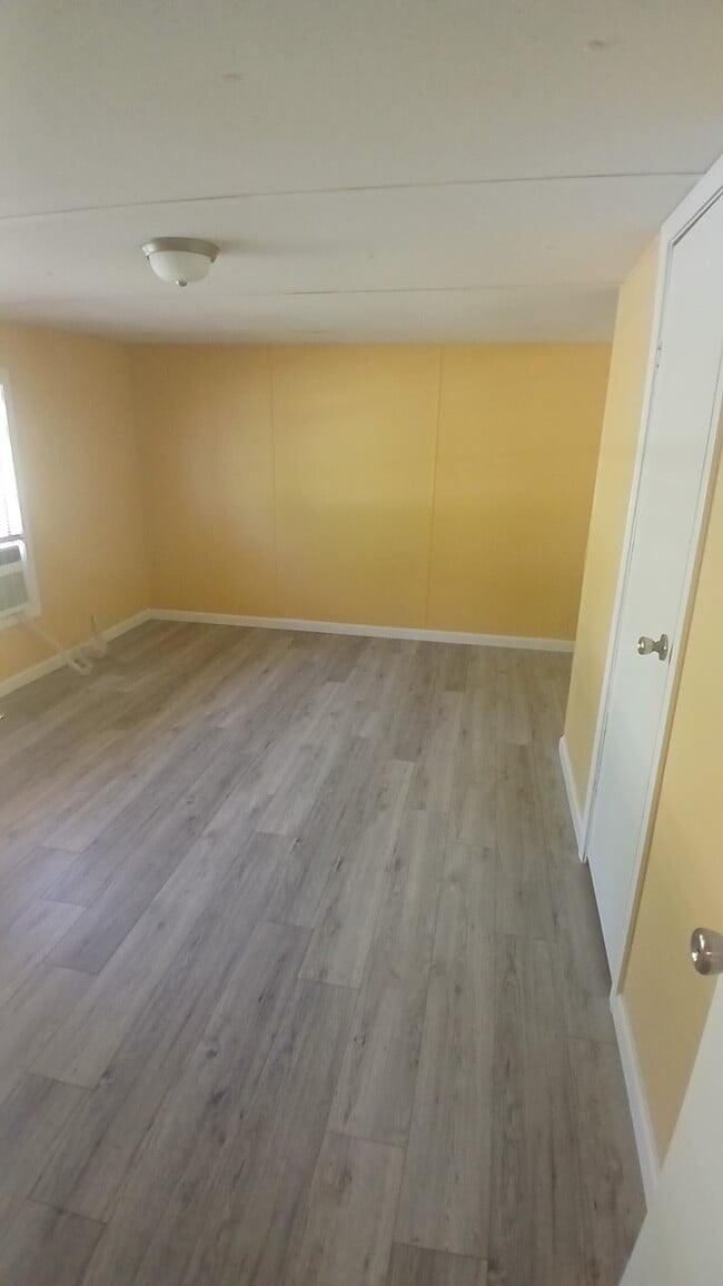 Building Photo - 308 Lilly Ln