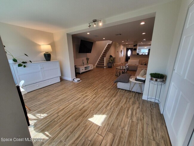 Building Photo - 335 Paradise Blvd