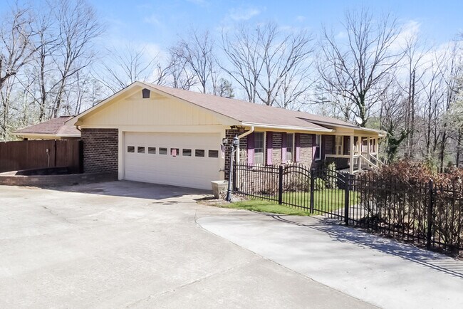 Building Photo - 302 Ridgedale Dr SE