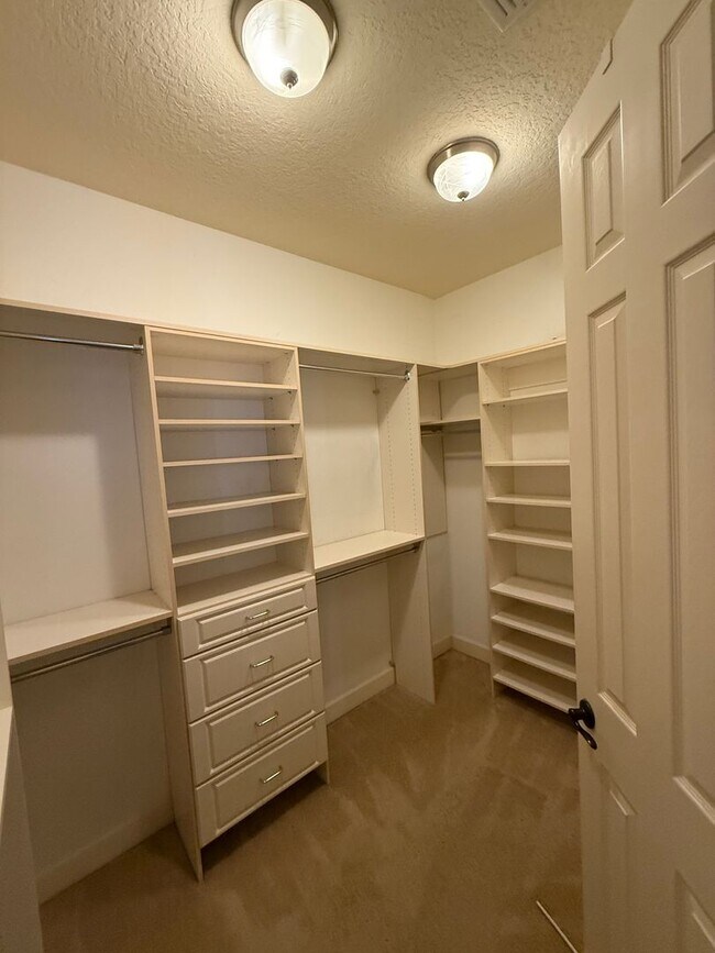Building Photo - Packwood Townhomes