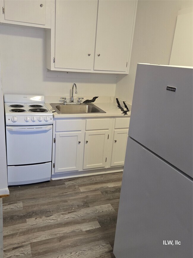 Building Photo - 301 Avondale St