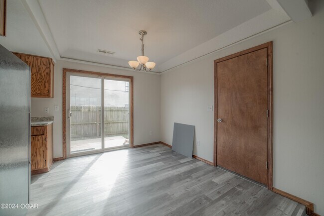 Building Photo - 913 St Louis Ave