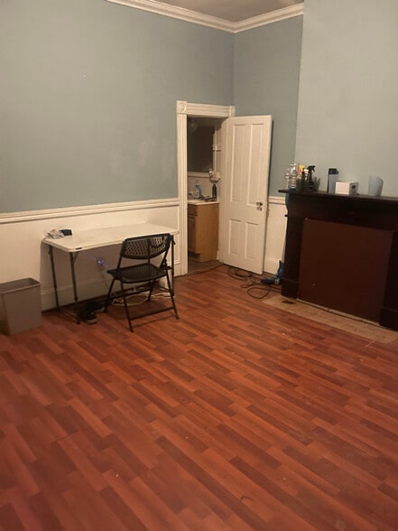 Building Photo - 841 Hollins St