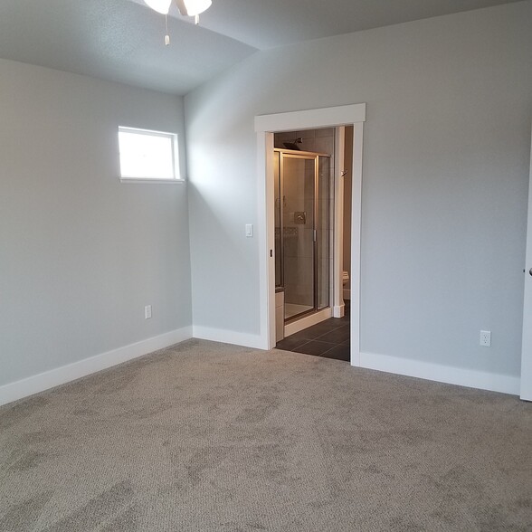 Master Bedroom / Bath - 448 Trailcrest Ct
