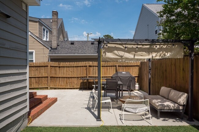 Building Photo - Immaculate 3 bedroom 2 bath bungalow at Oc...
