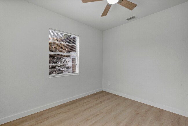 Building Photo - Beautifully Refreshed 3-Bedroom Home – Modern Kitchen & Spacious Interior