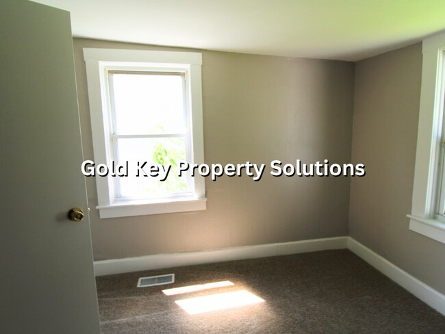 Building Photo - 2 BR 1 BA House with New Carpet and Paint ...