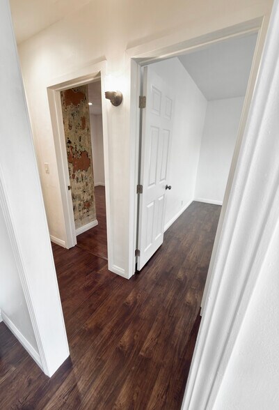 Hallway to bedrooms - 3552 Whiteside St