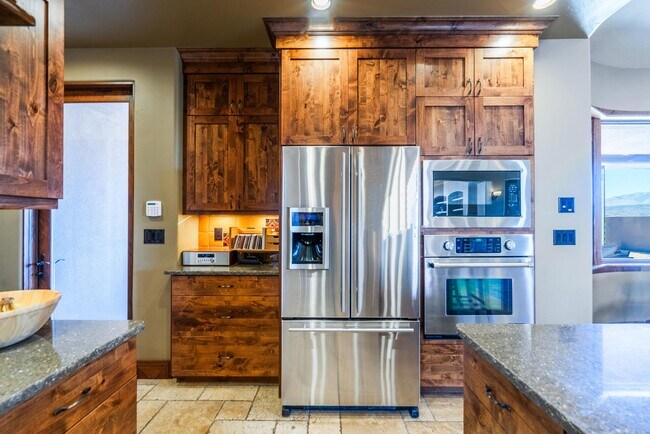 Building Photo - Exquisite Custom Home in Prestigious Commu...