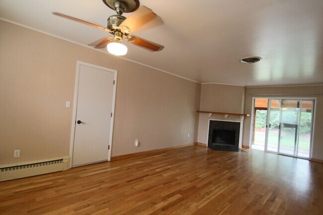 Building Photo - 2565 Willow Ln
