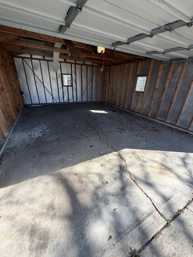 Building Photo - 2-Bedroom 1-Bathroom Single Family Home