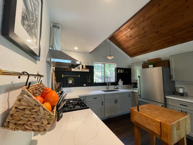 Building Photo - 863 Deer Trail