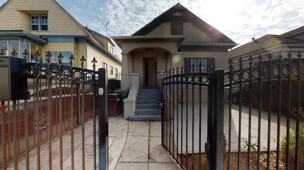 Building Photo - Charming Patten home near Fruitvale BART