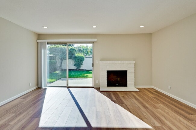 Building Photo - Newly Remodeled 3BR, 2BA, 1,117sf Duplex w...