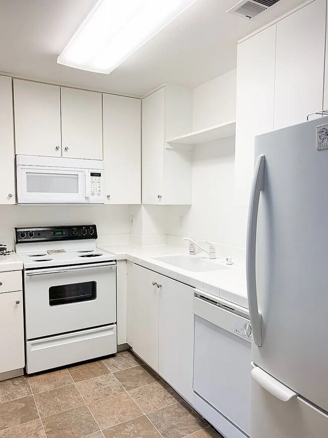 Building Photo - Located in a well-maintained community wit...