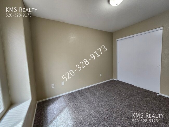 Building Photo - 2035 E Calle Sierra Del Manantial