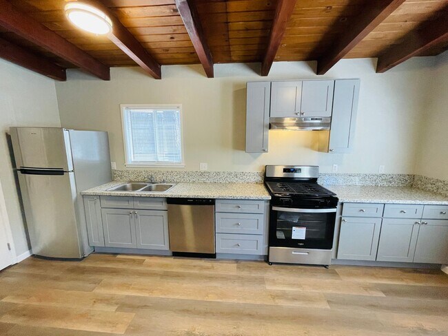 Building Photo - 2 bed 1 bath unit for rent in South Lake Tahoe