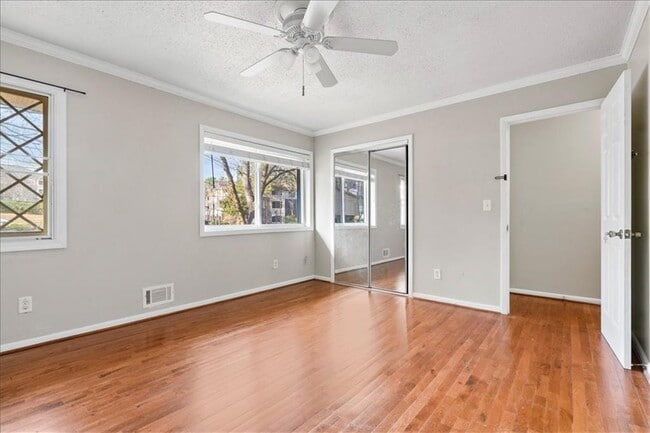 Building Photo - 2412 Peachwood Cir NE