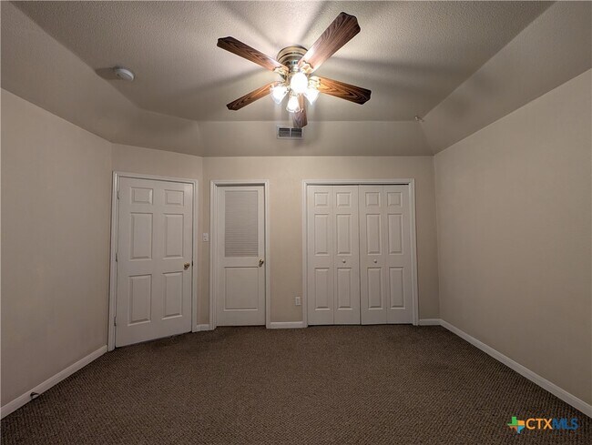 Building Photo - 956 Misty Acres Dr