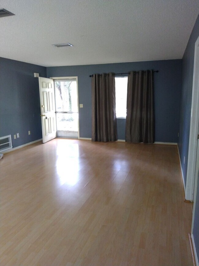 Building Photo - 2 bed 2 bath house for rent