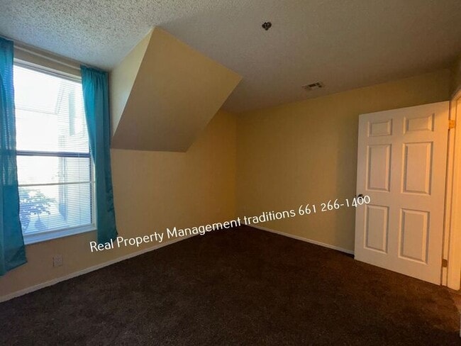 Building Photo - 2 plus 2 condo in lancaster