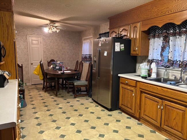 Building Photo - 3 Bedroom/1 Bath in Well Established Neighborhood