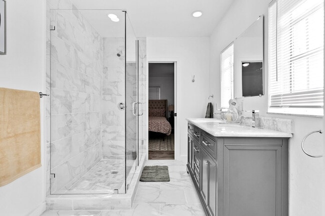 Building Photo - 3120 SW 27th St
