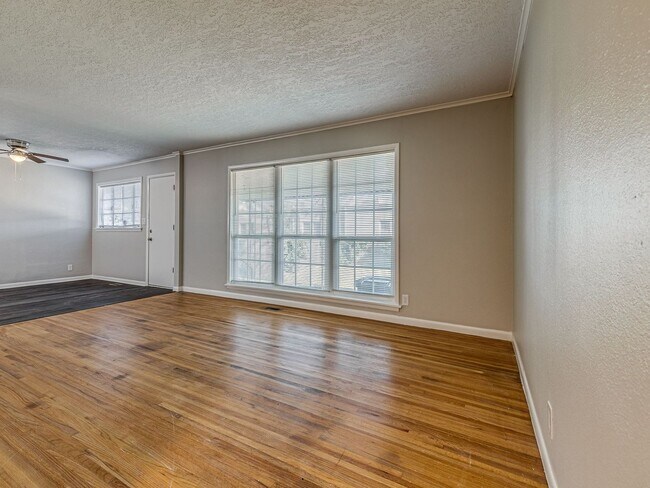 Building Photo - Move in special / First months rent is $800