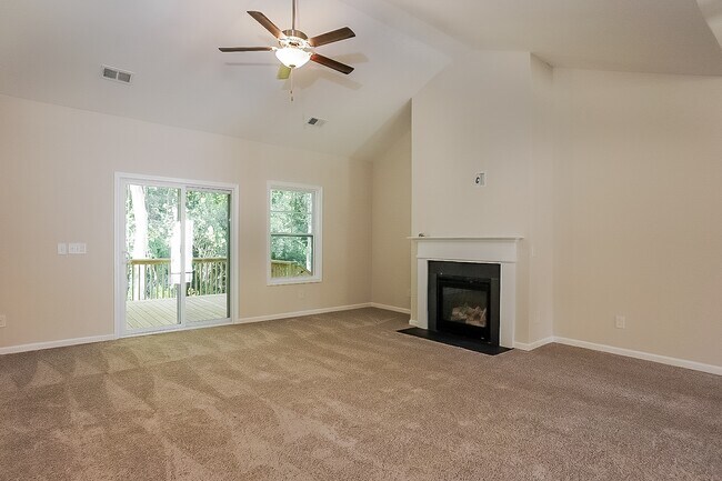 Building Photo - 467 Bainbridge Dr