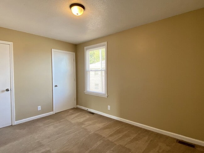 Building Photo - Walk to APSU!! 2 Bed/1.5 Bath! No carpet on main level!