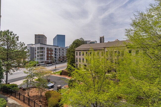 Building Photo - Excellently maintained 1 bedroom, 1.5 bath...