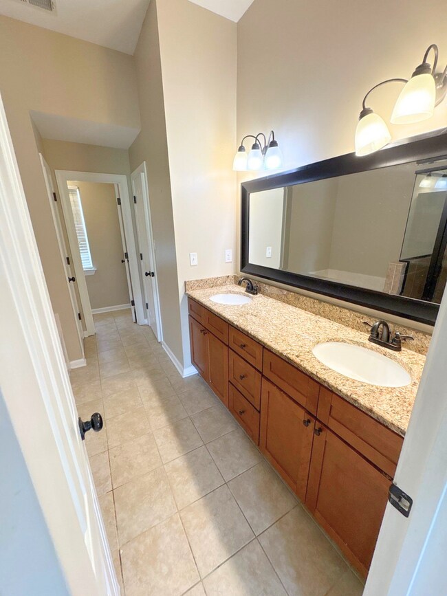Building Photo - 9456 Club Walk Ct
