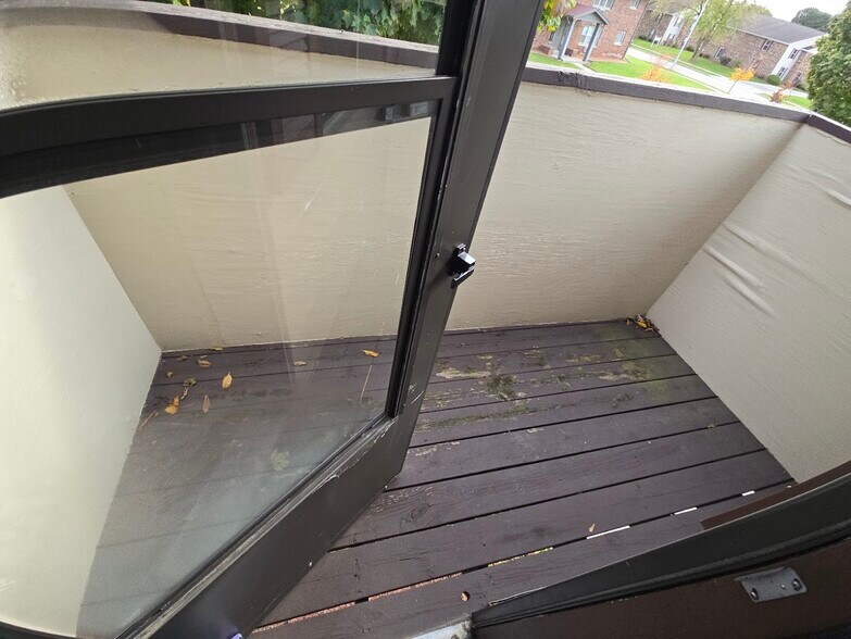 Private balcony - 131 Maple Ave S