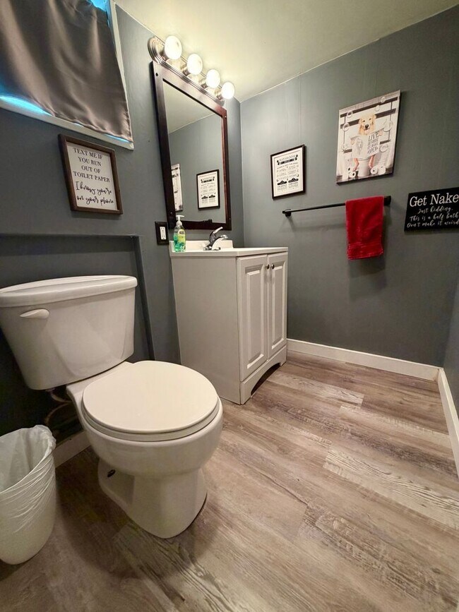 Building Photo - Stunning 4-Bed/2-Bath Home in the heart of Lansdowne! Available First Week of September!