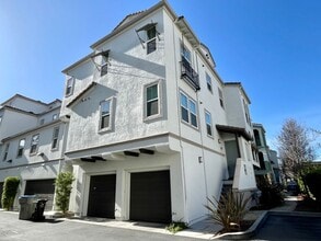 Building Photo - Beautiful Upscale and Modern 2 Bedroom 2 B...