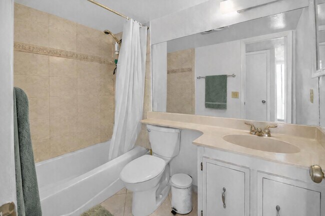 Building Photo - 931 Gardenia Dr