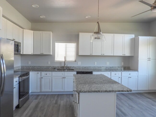 Building Photo - 3 Bedroom 2.5 Bath Home