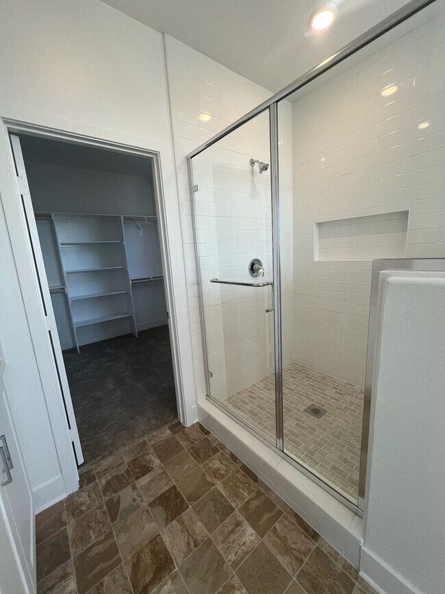 Building Photo - Camarillo - Newer 4 bedroom, 3.5 home