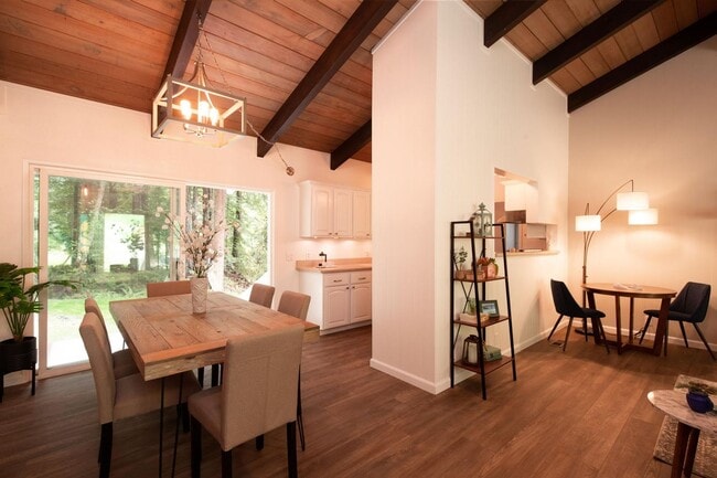 Building Photo - Modern Bayside Retreat – Renovated 3 Bed +...