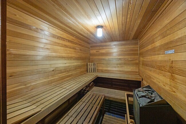 Building Photo - Available 9/1. Awesome 1 BR/1.5 BA Apartme...