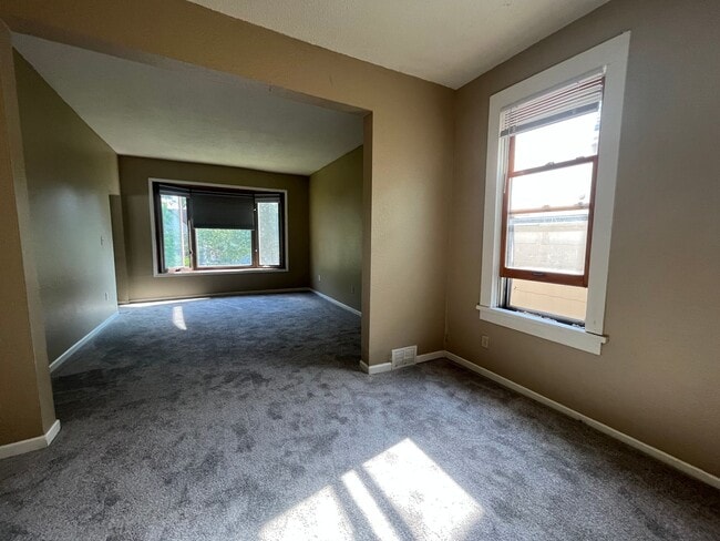 Building Photo - St. Paul home in Great Dayton's Bluff area