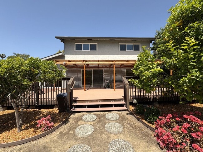 Building Photo - Charming Palo Alto Home with Beautiful Lan...