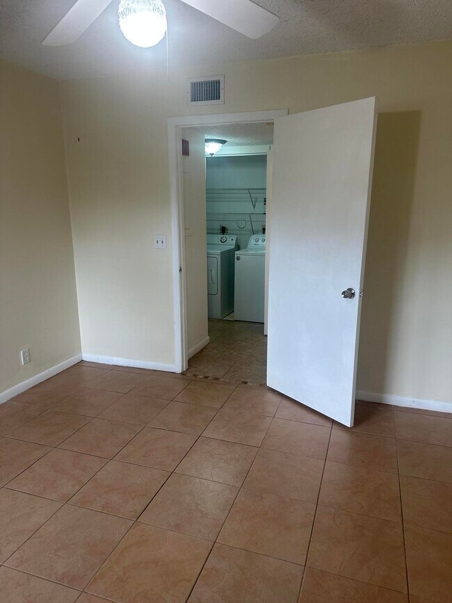 Building Photo - 4692 Lucerne Lakes Blvd