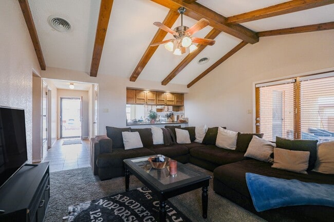 Building Photo - 3 Bedroom 2 Bath Home