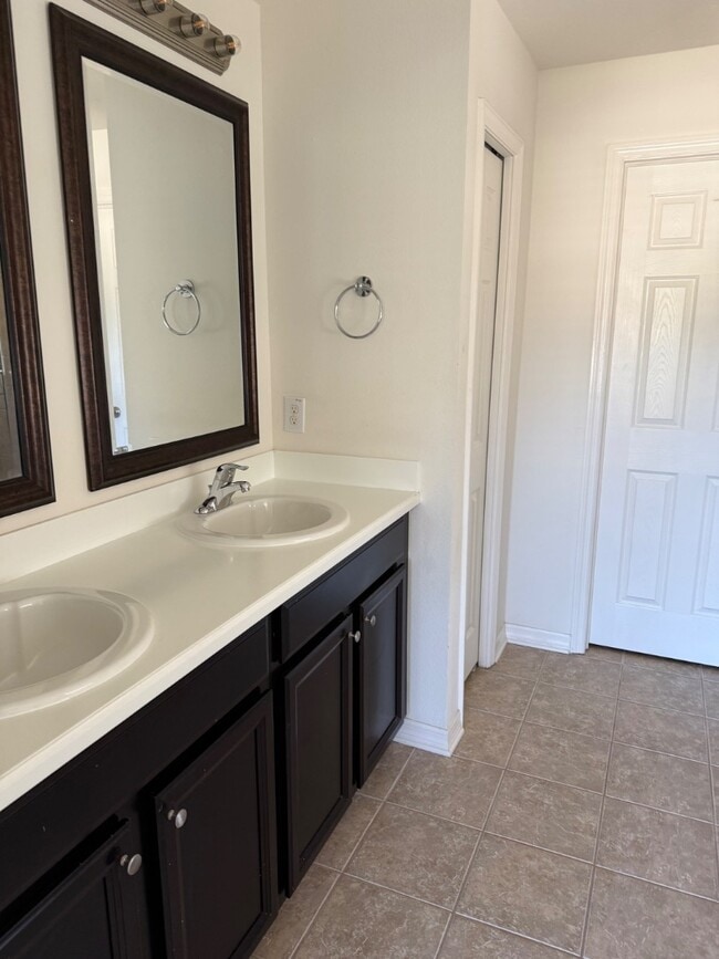 Building Photo - 17423 New Cross Cir