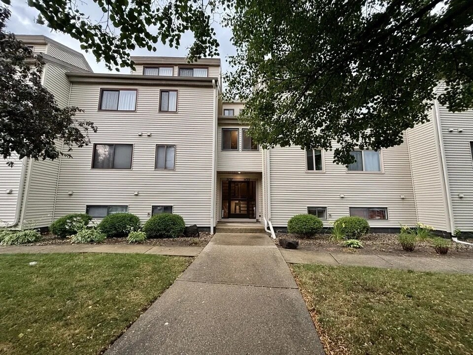 Building Photo - 2127 Melrose Dr