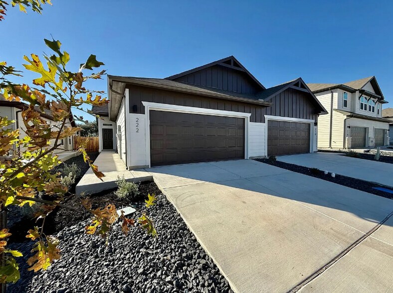 Building Photo - 222 Nespral Dr