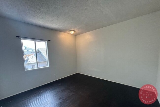 Building Photo - Charming 1-Bedroom Upstairs Unit Near San ...